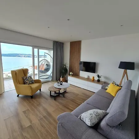 Penthouse Seaview شقة تروغير